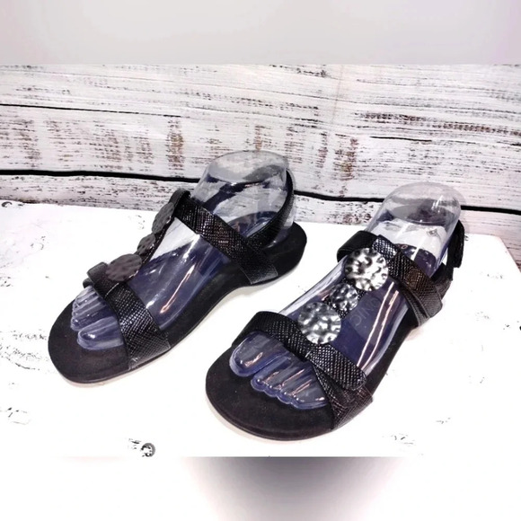 Vionic Farra Sandal in Black size 6 Embellished Opentoe Slingback Textured - Picture 2 of 8